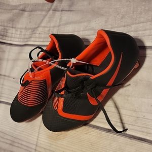 Nike woman's Phantom Venom Academy Soccer Cleats 7.5
